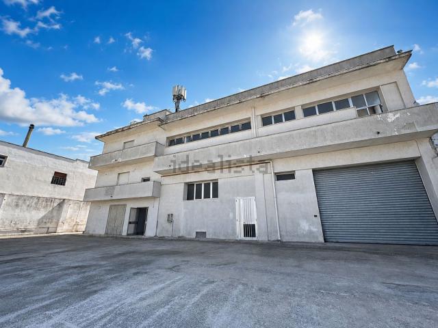 Locale in vendita di 1350 m² in Via Lecce, 78