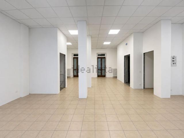 Locale in vendita di 135 m² in Via Cumiana, 38