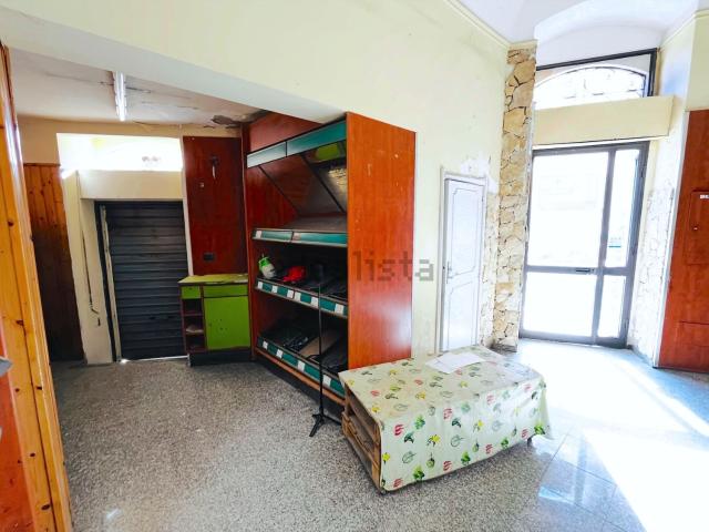 Locale in vendita di 135 m² in Via Dottor Filippo Pennavaria, 1