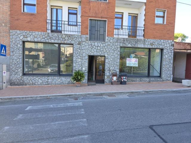 Locale in vendita di 135 m² in Via IV Novembre