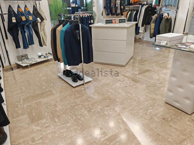 Locale in vendita di 135 m² in Via Mercato Vecchio, 2