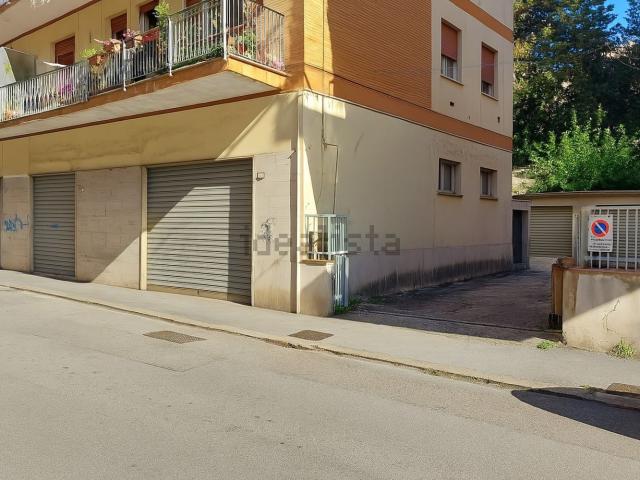 Locale in vendita di 135 m² in Via San Bertario, 16