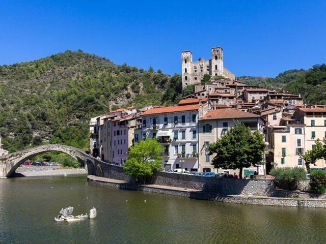 Locale in vendita di 135 m² in Via Patrioti Martiri