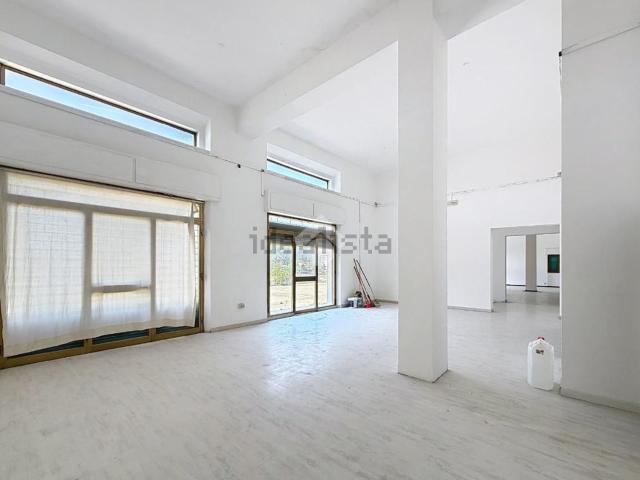 Locale in vendita di 135 m² in Via R. Agazzi, 1