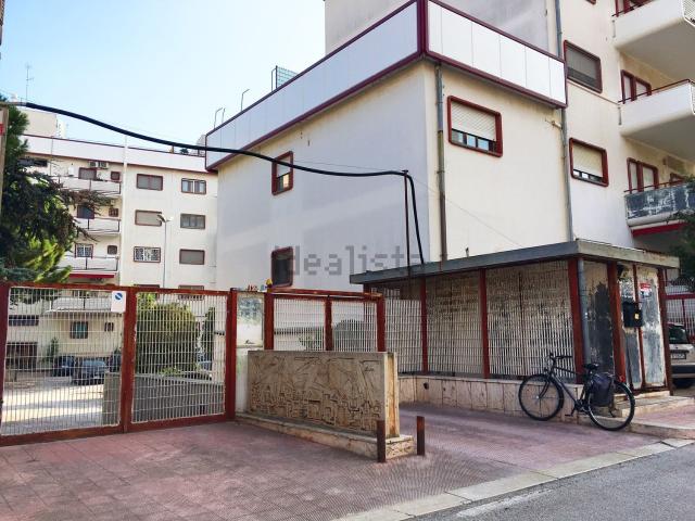 Locale in vendita di 135 m² in Via Robert Schuman, 14