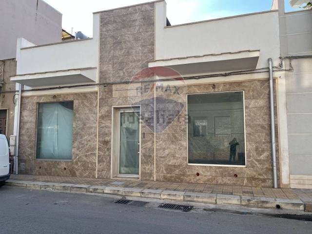 Locale in vendita di 136 m² in Via Giacomo Leopardi, 71