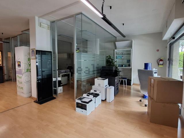 Locale in vendita di 136 m² in Via delle Caravelle