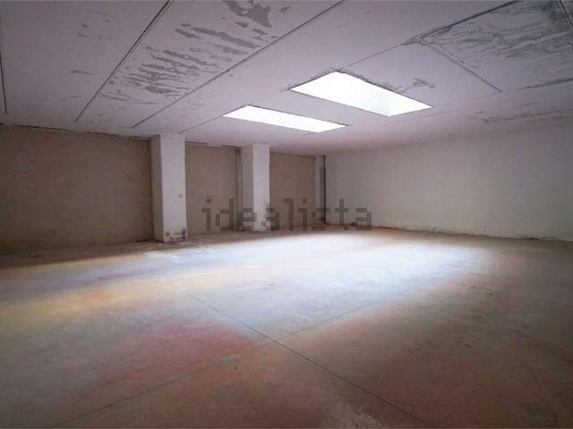 Locale in vendita di 136 m² in Via Macanno, 38