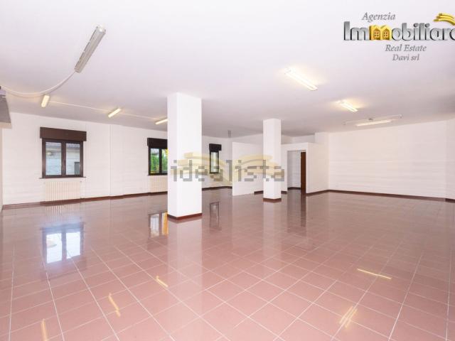 Locale in vendita di 136 m² in Viale Dante Alighieri, 60