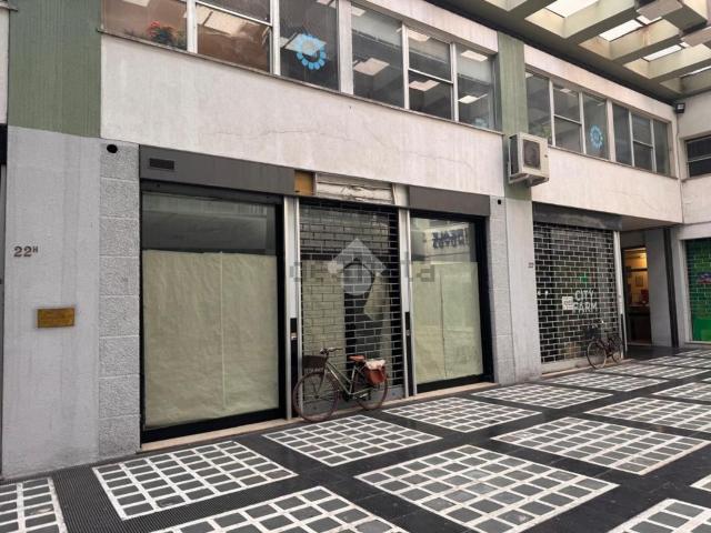 Locale in vendita di 136 m² in Piazza Luigi Ferrari, 22