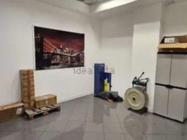 Locale in vendita di 136 m² in Strada Statale 18 Tirrena Inferiore