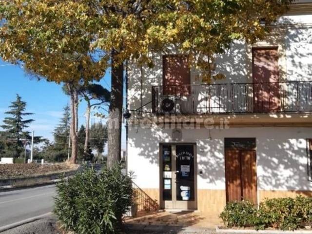 Locale in vendita di 17 m² in Contrada Villa Andreoli, 237