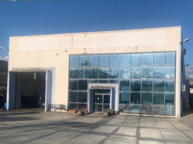 Locale in vendita di 1400 m² in Contrada Lecco
