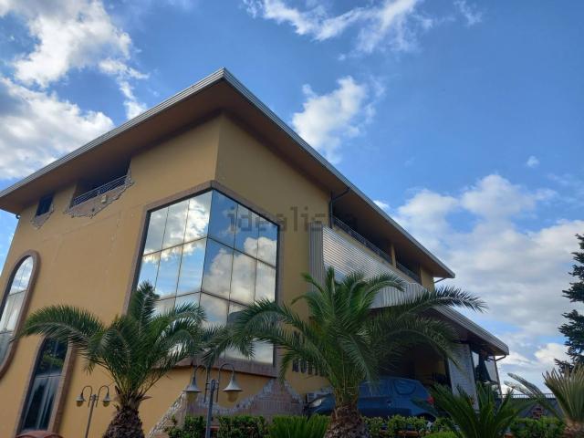 Locale in vendita di 1400 m² in Via Bosco, 101