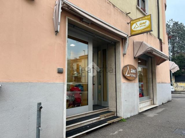 Locale in vendita di 140 m² in Via Pier Fortunato Calvi, 12