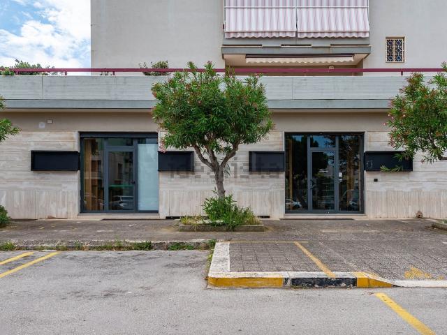 Locale in vendita di 140 m² in Via Cosimo Pisonio, 48