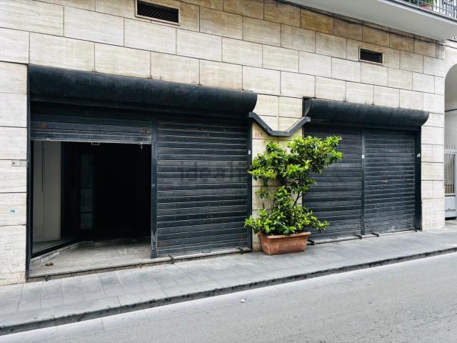 Locale in vendita di 140 m² in Via Cesare Battisti, 120