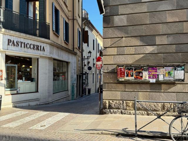 Locale in vendita di 140 m² in Via Altinate, 12