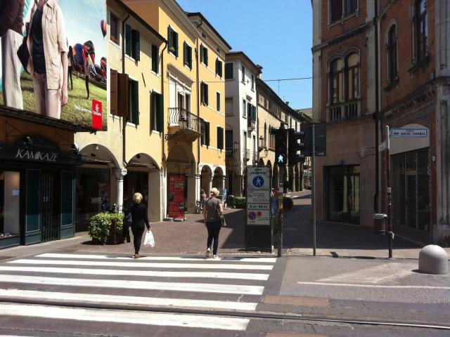 Locale in vendita di 140 m² in Via Altinate, 29