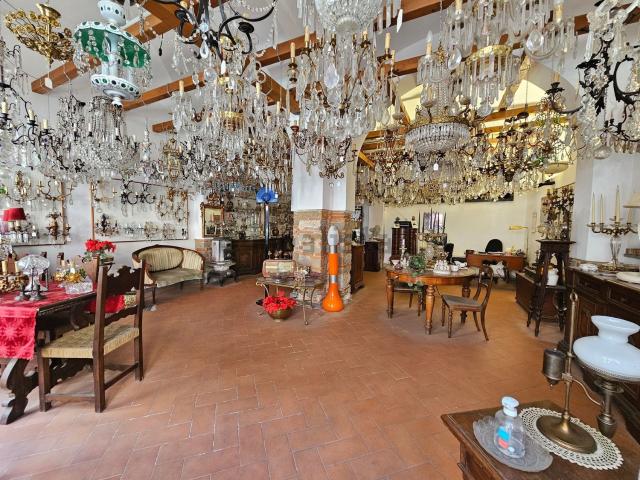 Locale in vendita di 140 m² in Via Aretina, 106
