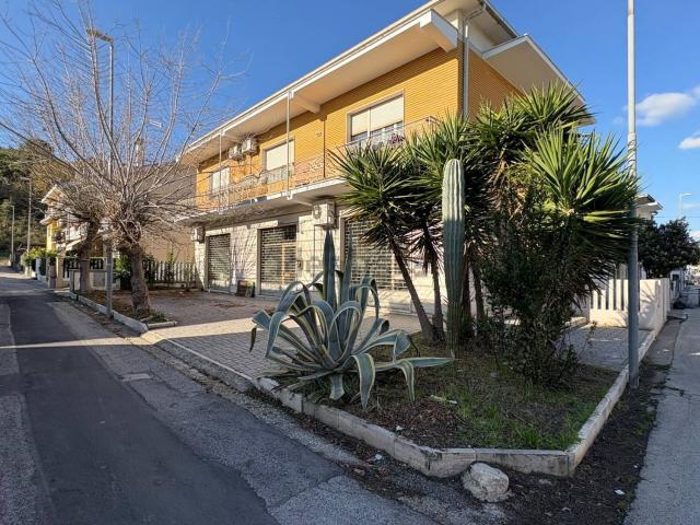 Locale in vendita di 140 m² in Via Giuseppe Parini, 15