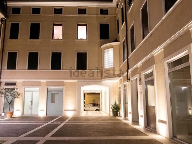 Locale in vendita di 140 m² in Via Giacomo Matteotti