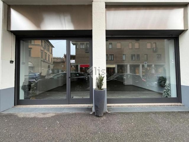Locale in vendita di 140 m² in Via Don Luigi Palazzolo, 17