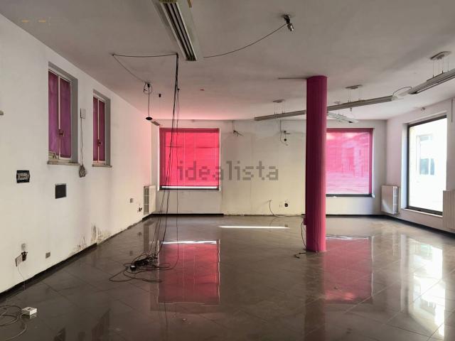 Locale in vendita di 140 m² in Via Elio Fileni, 7