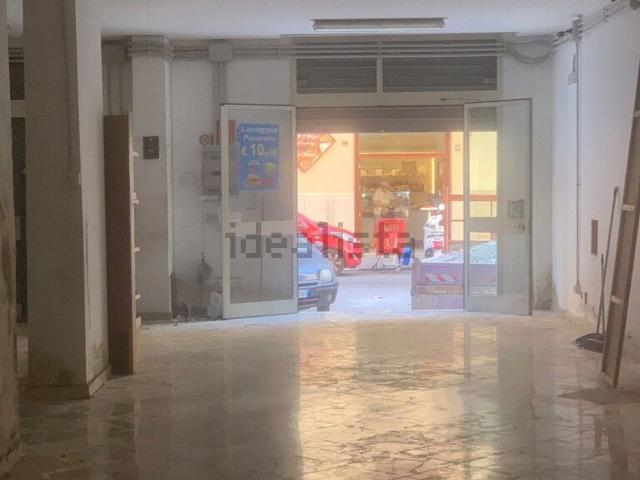 Locale in vendita di 140 m² in Via Filippo Corazza