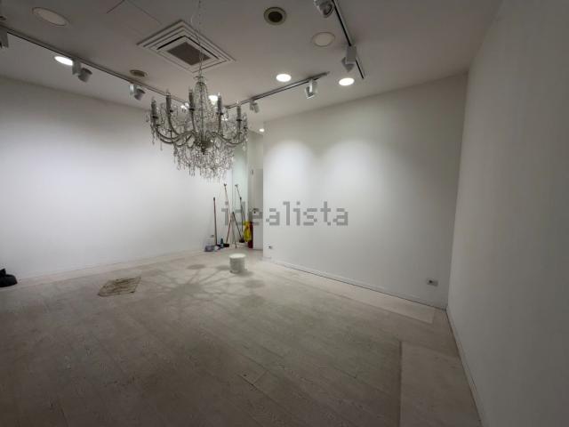 Locale in vendita di 140 m² in Via San Salvatore Corte Regia