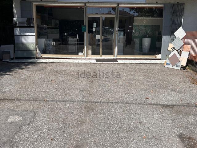Locale in vendita di 140 m² in Via Padova