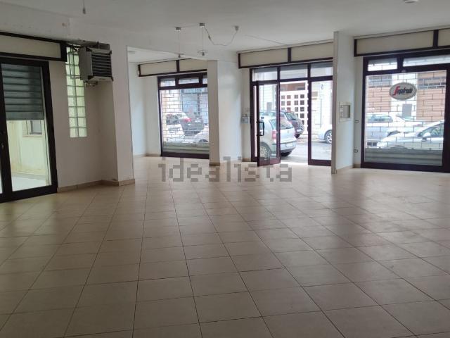 Locale in vendita di 140 m² in Via Rotondello, 8