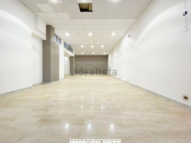 Locale in vendita di 140 m² in Via Tivoli, 55