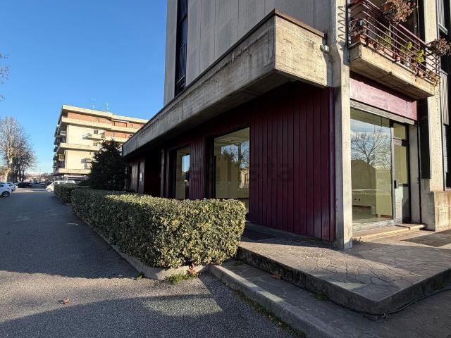 Locale in vendita di 140 m² in Via XXV Aprile, 6