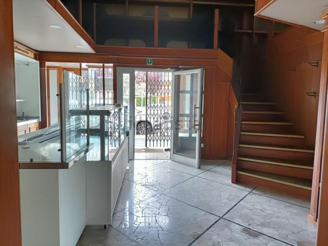 Locale in vendita di 140 m² in Piazza Volturno