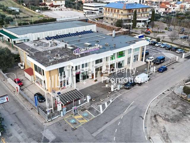 Locale in vendita di 1420 m² in Via Lazio, 4