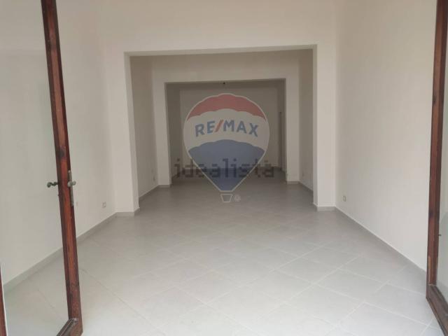 Locale in vendita di 175 m² in Via Livio Bassi, 157