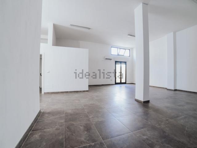 Locale in vendita di 142 m² in Via Sant&apos Angelo, 5
