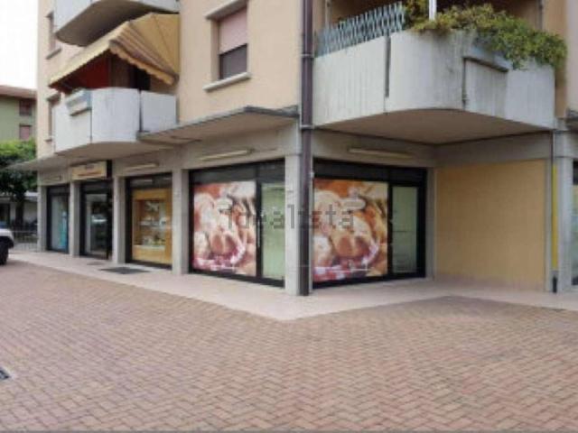 Locale in vendita di 143 m² in Via Remesina Interna, 141