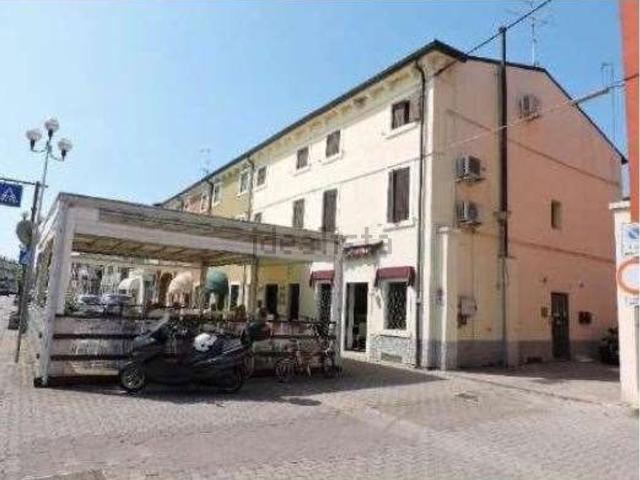 Locale in vendita di 143 m² in Piazza Alcide De Gasperi, 34