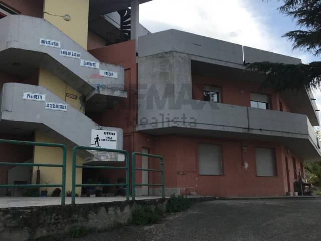 Locale in vendita di 1445 m² in Via Raffaele Camiscia, 12