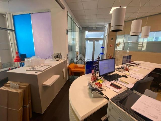 Locale in vendita di 144 m² in Via della Croce Rossa, 7