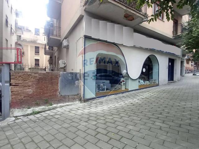 Locale in vendita di 145 m² in Via Lorenzo Cavaliero, 15