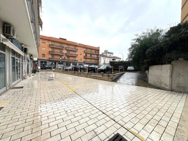Locale in vendita di 145 m² in Via Libertà, 27