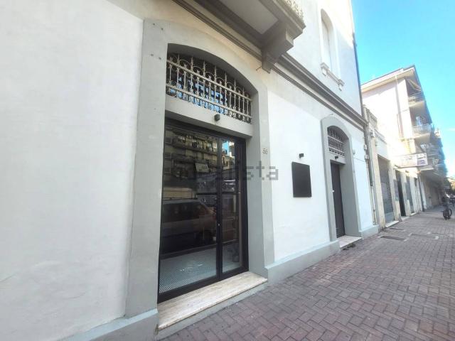 Locale in vendita di 145 m² in Via Napoli