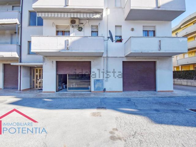 Locale in vendita di 147 m² in Via Beethoven, 40