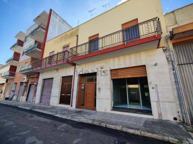 Locale in vendita di 148 m² in Via di vaste, 80