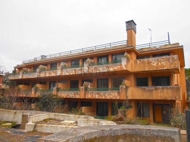 Locale in vendita di 1490 m² in Via Le Piane