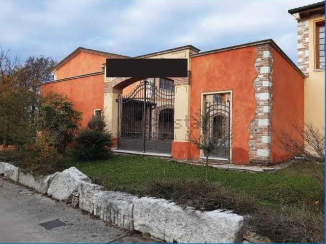 Locale in vendita di 1491 m² in Via Postioma dei Prai