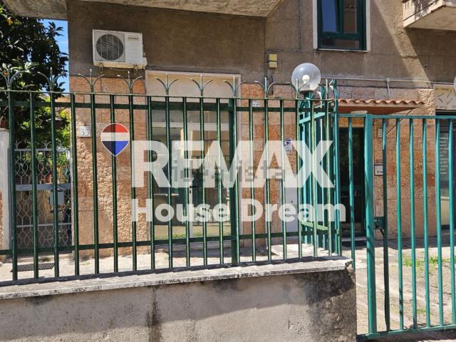 Locale in vendita di 14 m² in Via del Grano, 35